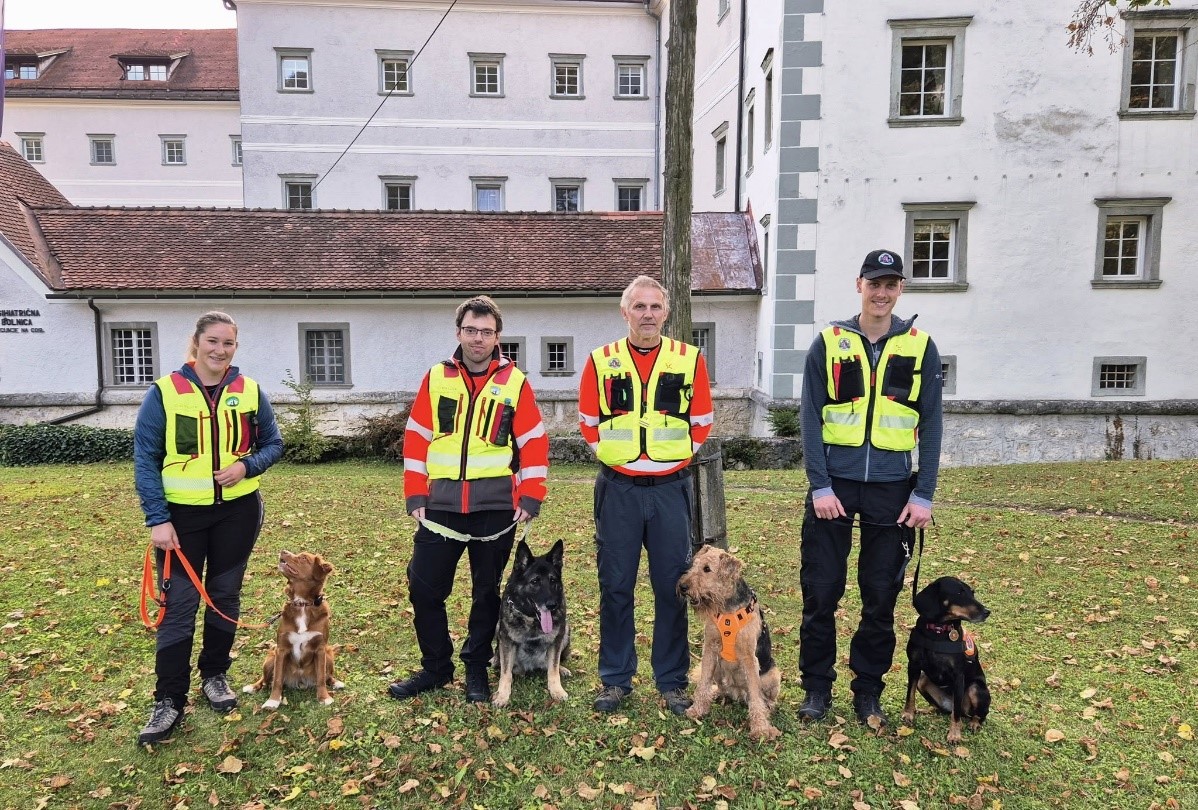 Obisk vodnikov z reševalnimi psi (PB Begunje)