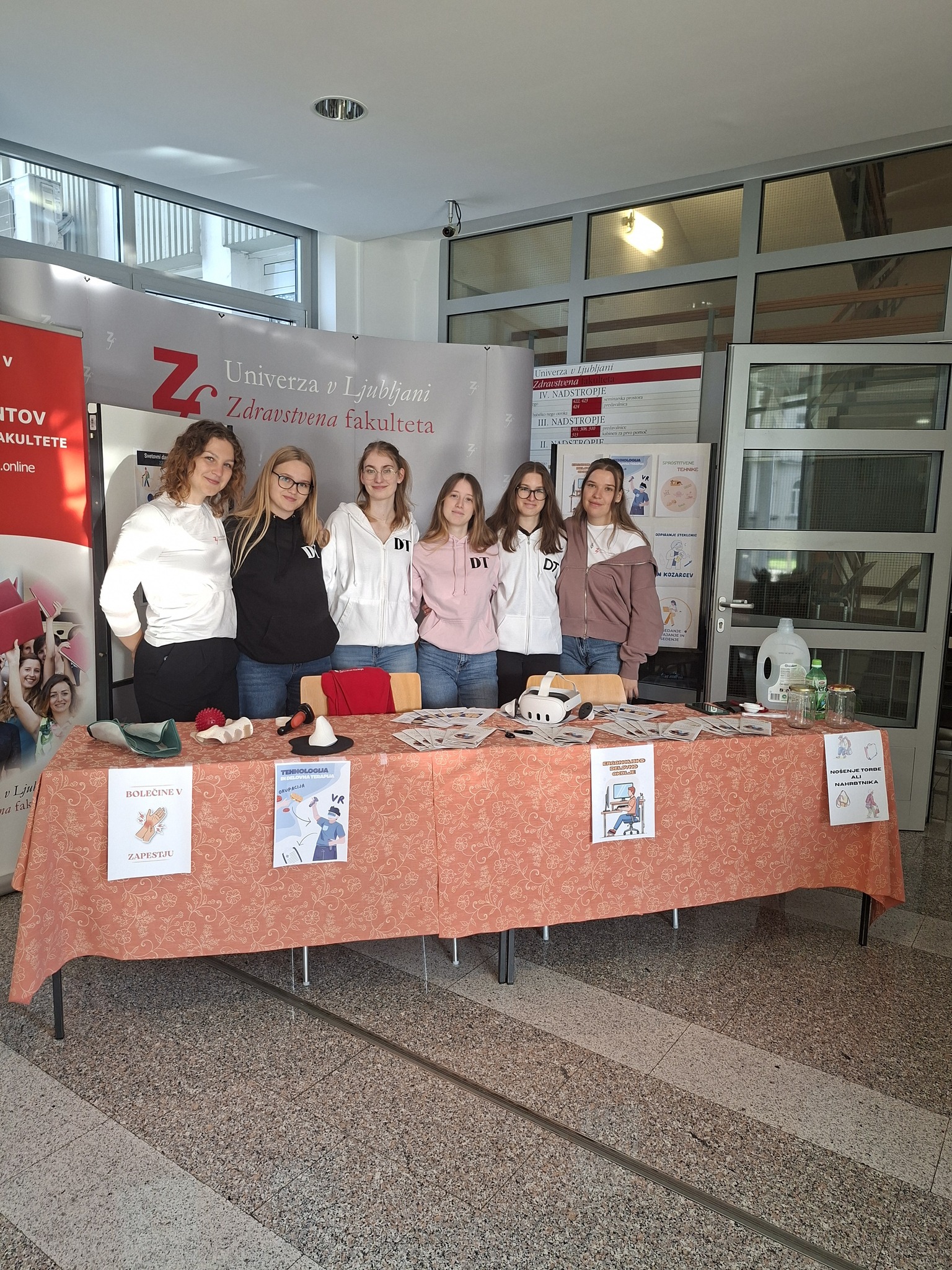 Študentje 3.letnika - stojnica